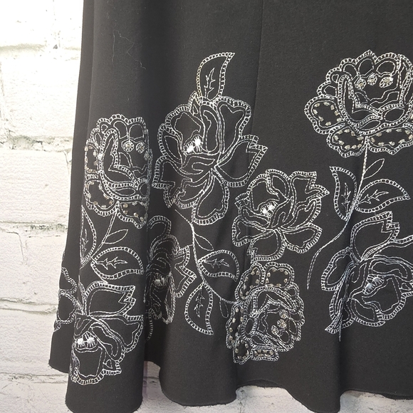 HEART SOUL BLACK FLARED SWING SKIRT WITH WHITE EMBROIDERED FLOWERS SIAZE 1 - Picture 2 of 5